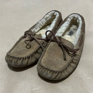 UGG®
DAKOTA women’s size 10 light brown in color